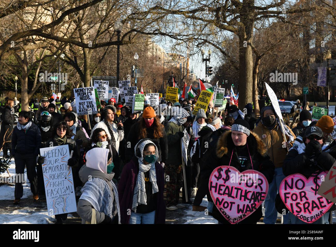 Washington, DC, USA. Januar 2025. Der MLK Day march trifft am 20. Januar 2025 im Dupont Circle an der Connecticut Ave NW in Washington, DC, USA ein. (Foto von Ethan Johnson/SIPA USA) Credit: SIPA USA/Alamy Live News Stockfoto