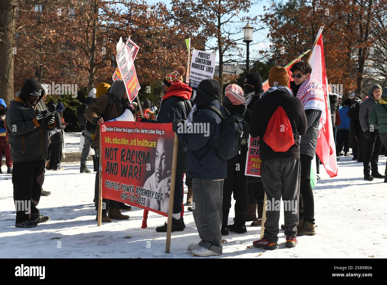 Washington, DC, USA. Januar 2025. Demonstranten für eine bessere Gesundheitsversorgung nehmen am 20. Januar 2025 an einem MLK Day Protest im Meridian Hill Park, Washington, DC, USA Teil. (Foto von Ethan Johnson/SIPA USA) Credit: SIPA USA/Alamy Live News Stockfoto