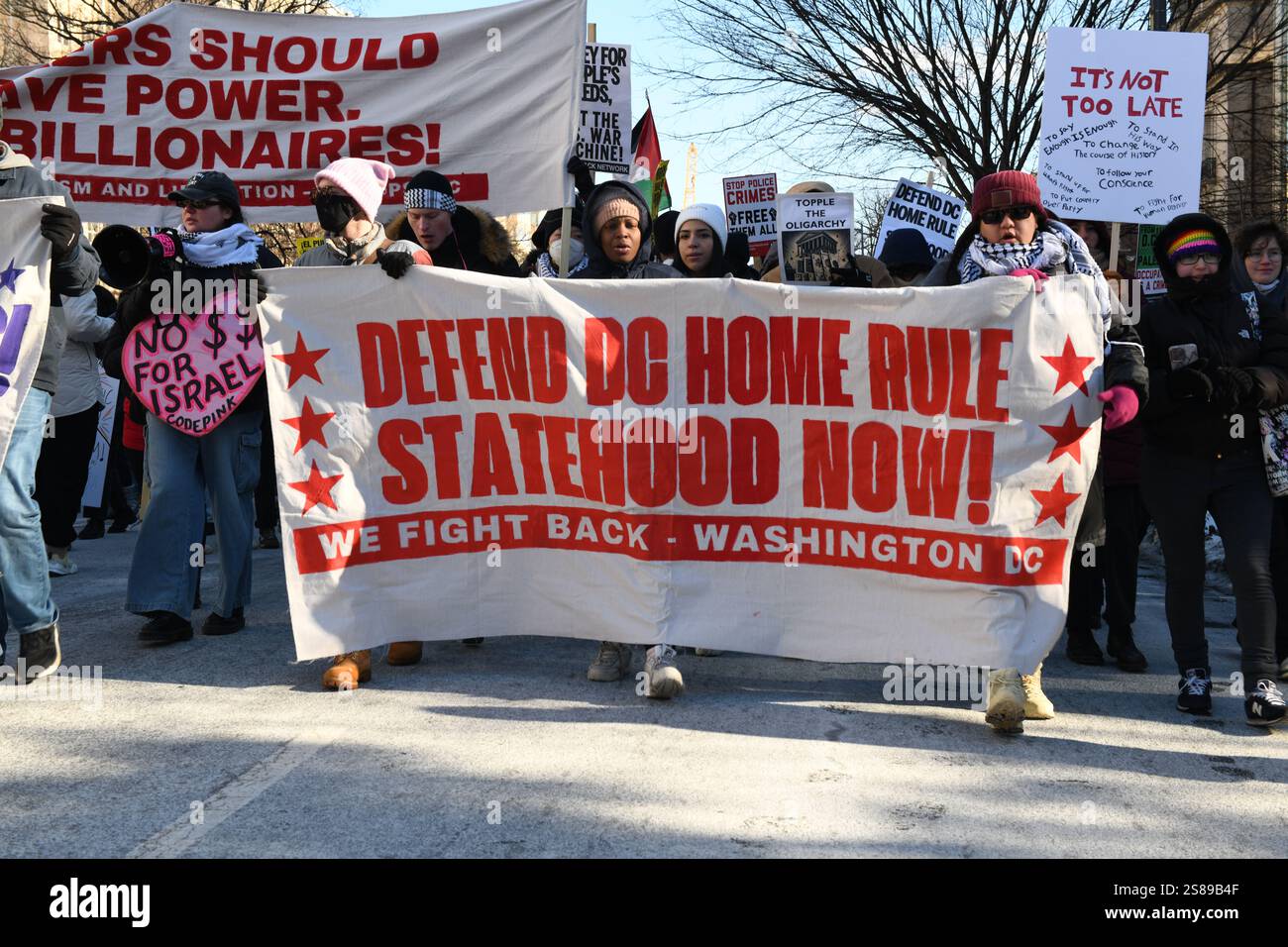 Washington, DC, USA. Januar 2025. Demonstranten, die während des MLK Day marsches am 20. Januar 2025 in Washington, DC, USA, Banner der DC-Staatlichkeit trugen. (Foto von Ethan Johnson/SIPA USA) Credit: SIPA USA/Alamy Live News Stockfoto