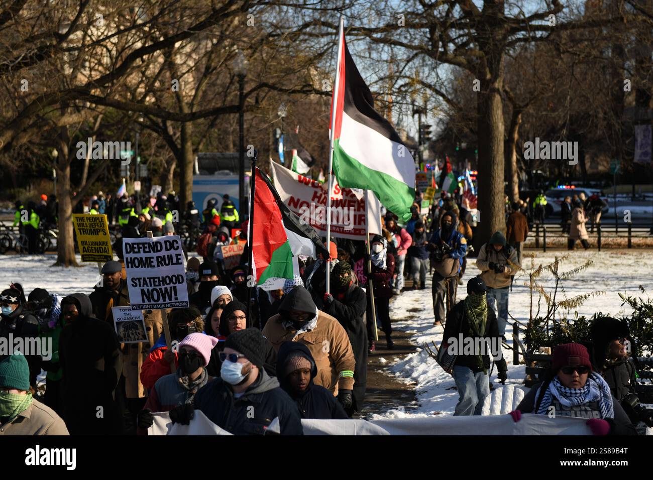 Washington, DC, USA. Januar 2025. Der MLK Day march trifft am 20. Januar 2025 im Dupont Circle an der Connecticut Ave NW in Washington, DC, USA ein. (Foto von Ethan Johnson/SIPA USA) Credit: SIPA USA/Alamy Live News Stockfoto