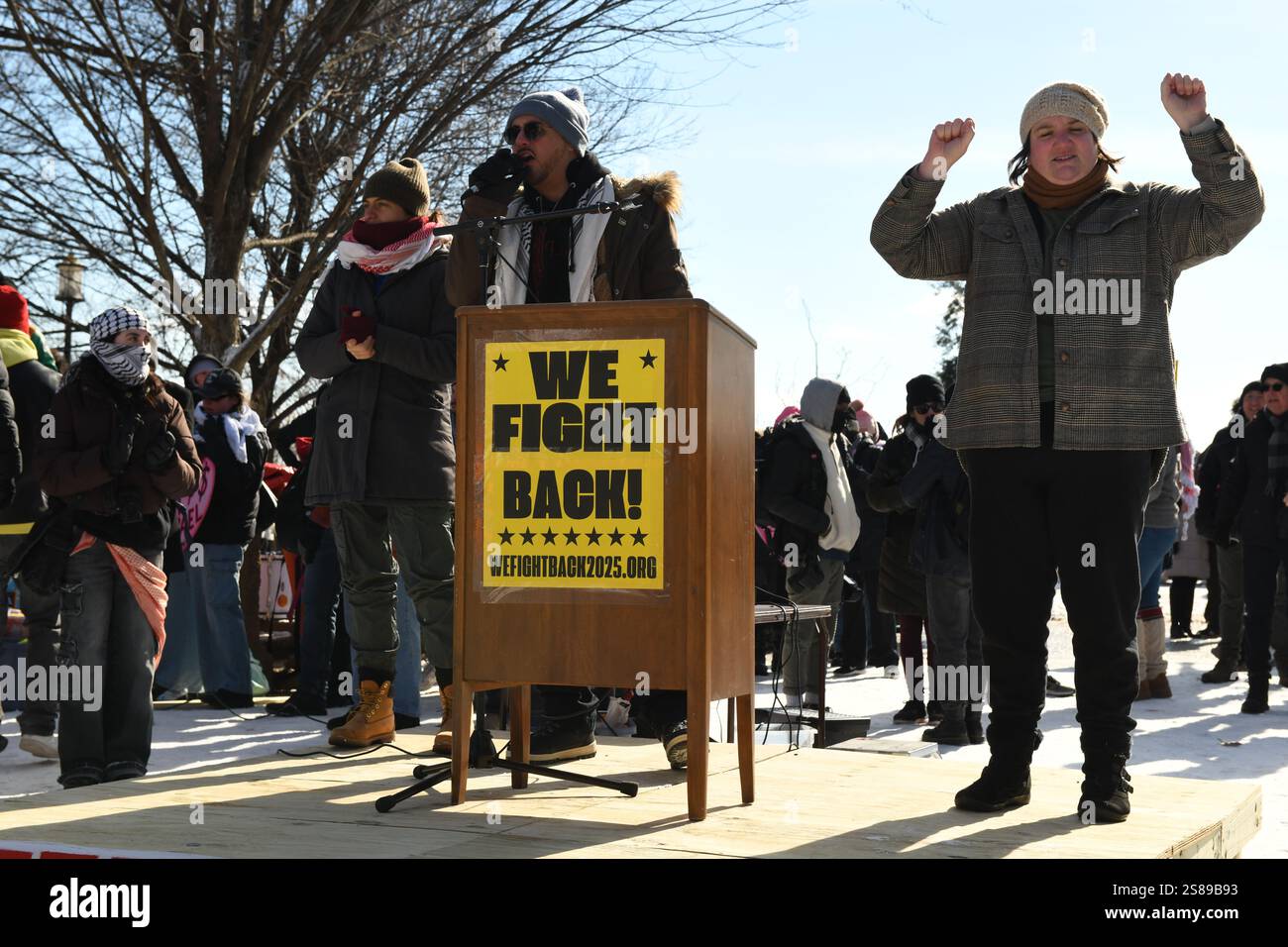 Washington, DC, USA. Januar 2025. Ein Gebärdensprachdolmetscher übersetzt die Reden während eines MLK Day-Protestes am 20. Januar 2025 im Meridian Hill Park, Washington, DC, USA. (Foto von Ethan Johnson/SIPA USA) Credit: SIPA USA/Alamy Live News Stockfoto