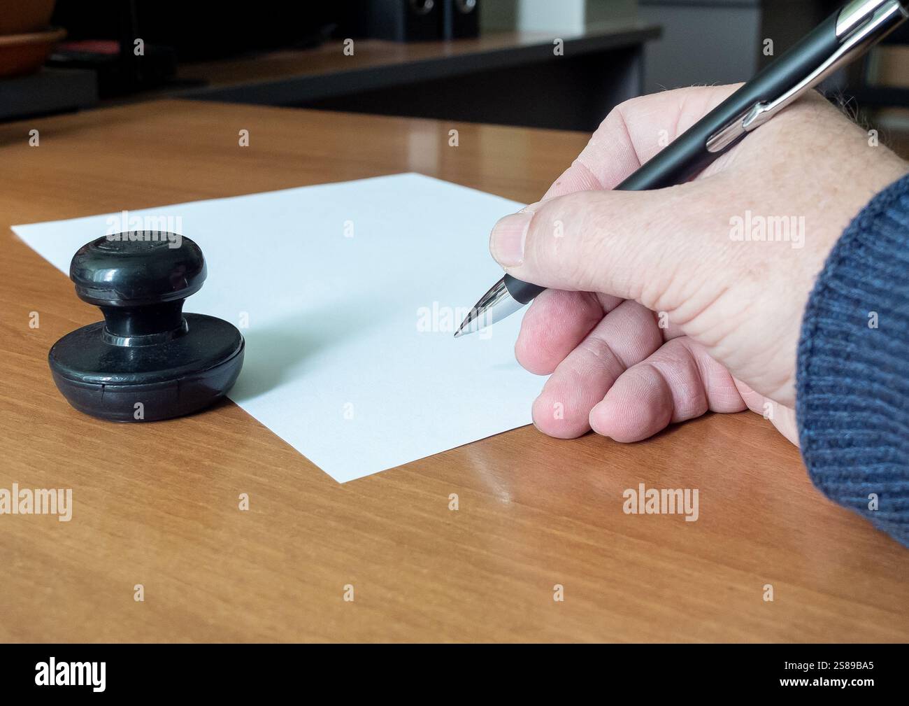 Blatt Papierstift und Stempeldejat auf dem Schreibtisch Corporate Document Template Stockfoto