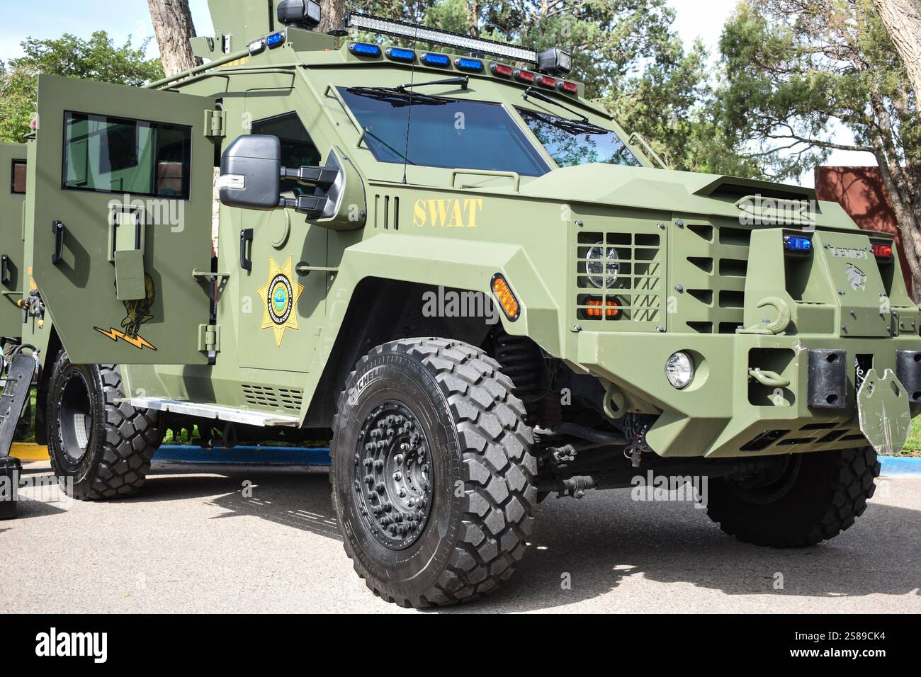 Bernalillo County Sheriff's Department SWAT Fahrzeug auf der New Mexico State Fair 2023 ausgestellt Stockfoto