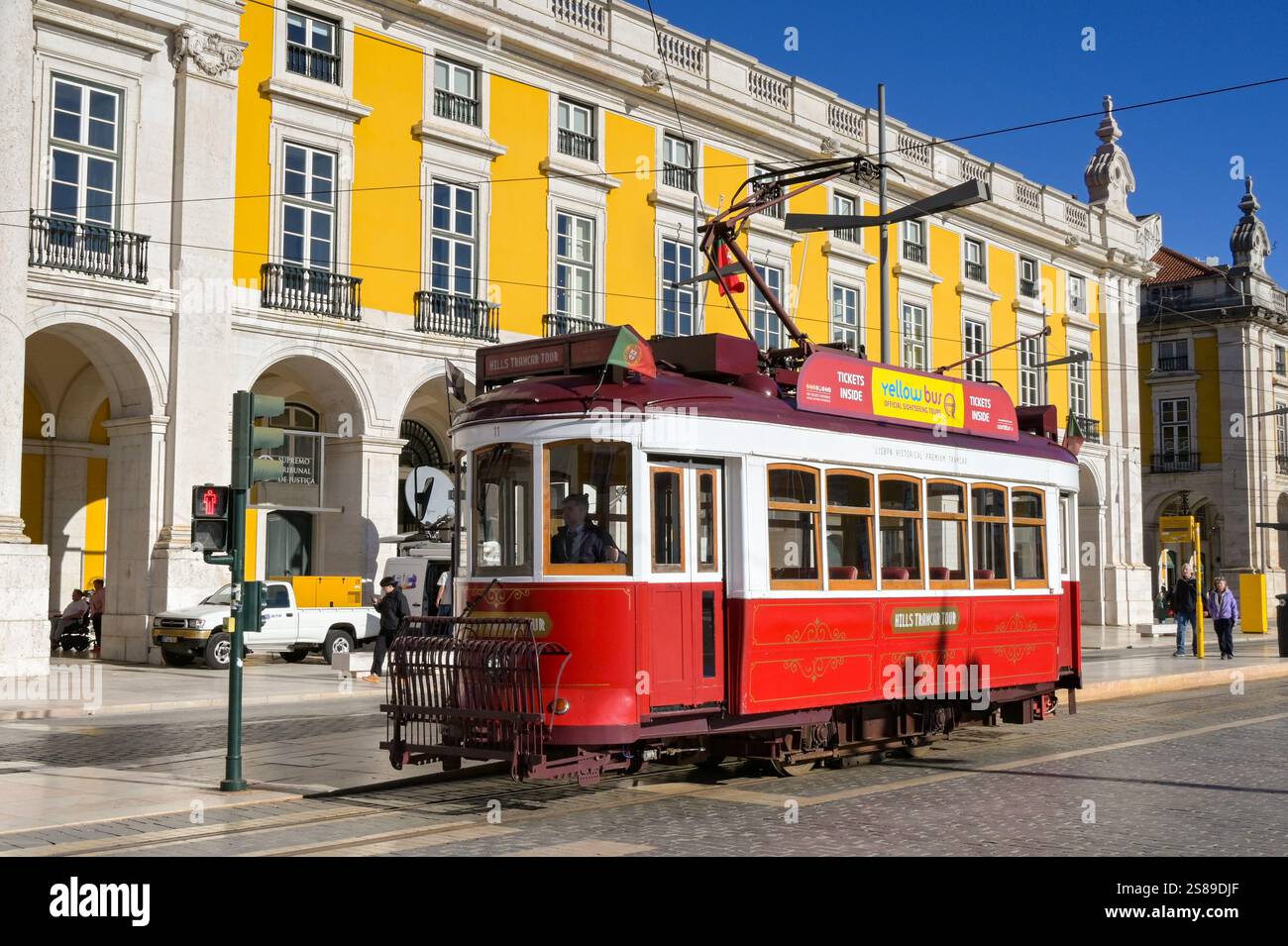 Lissabon, Portugal, Europa - 13. Januar 2025: Alte elektrische Straßenbahn fährt auf einer der Straßen im Stadtzentrum von Lissabon. Stockfoto