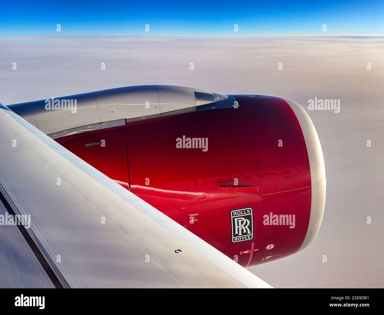 Auf der Strecke London nach Miami, 3. Januar 2025: Nahaufnahme eines Rolls-Royce-Triebwerks auf einem Virgin Atlantic Airbus A330. - Smartphone-aufgenommenes Stockfoto