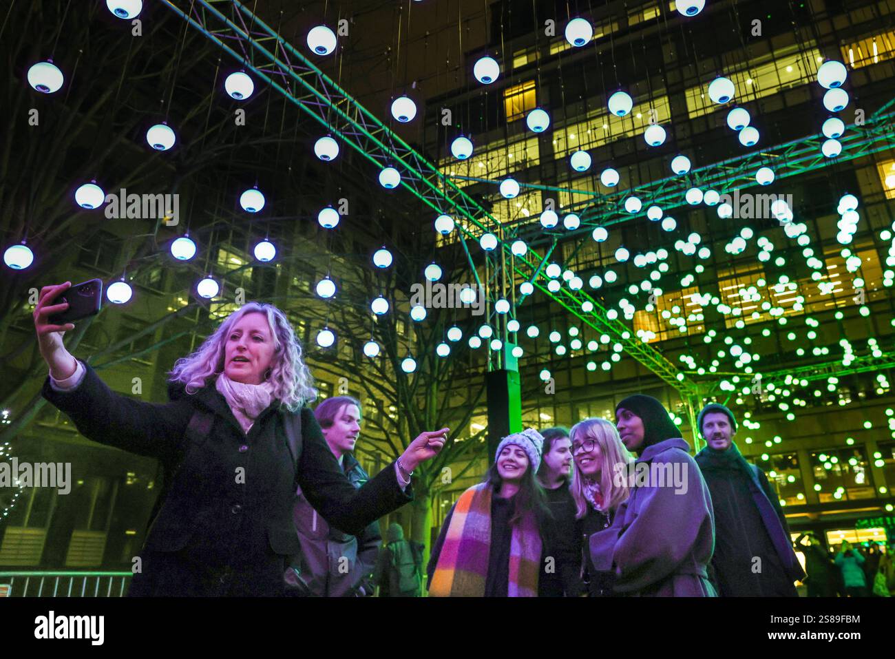 London, Großbritannien. Januar 2025. Eine Gruppe nimmt Selfies mit der beliebten „Wave“-Installation von Squidsoup auf. In seiner neunten Ausgabe führt der Winter Lights Trail Besucher auf eine Reise durch 12 spektakuläre Lichtinstallationen sowie mehrere permanente Lichtkunstwerke. Quelle: Imageplotter/Alamy Live News Stockfoto