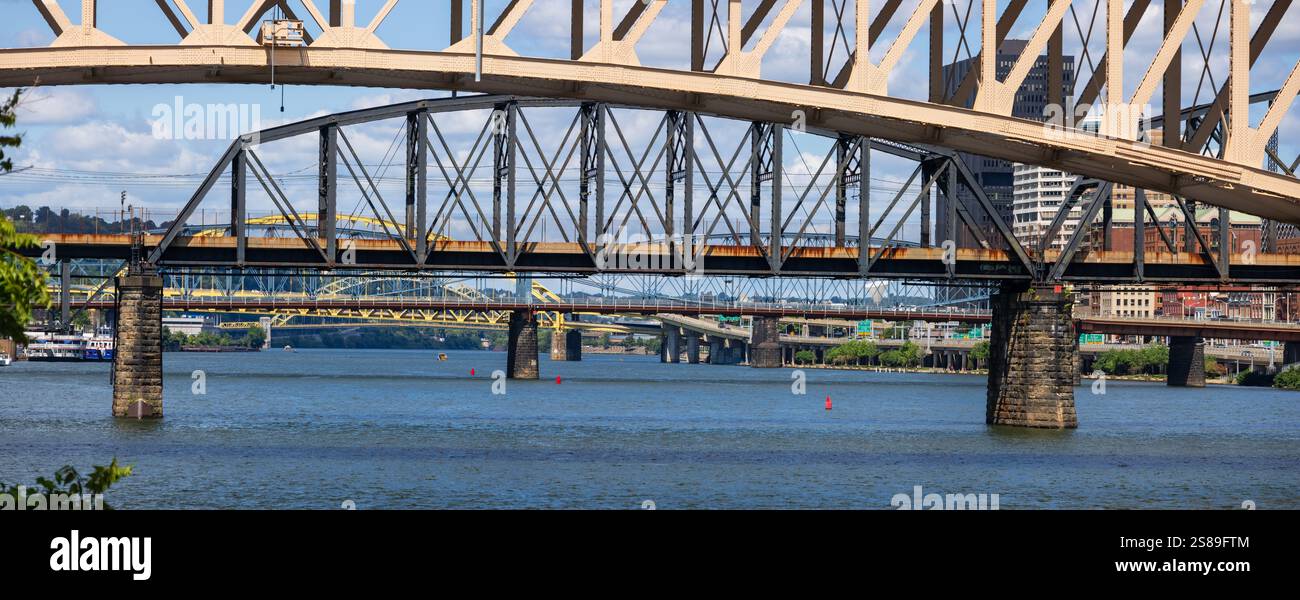 Panoramablick auf eine Reihe von Brücken auf dem Alleghany River in Pittsburgh, Pennsylvania. Stockfoto