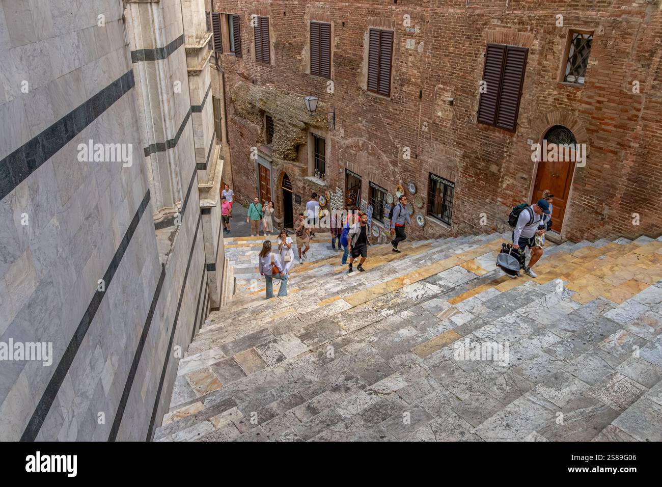 Die steilen Marmortreppen hinter der Kathedrale von Siena an der Piazza San Giovanni in Siena, Italien Stockfoto