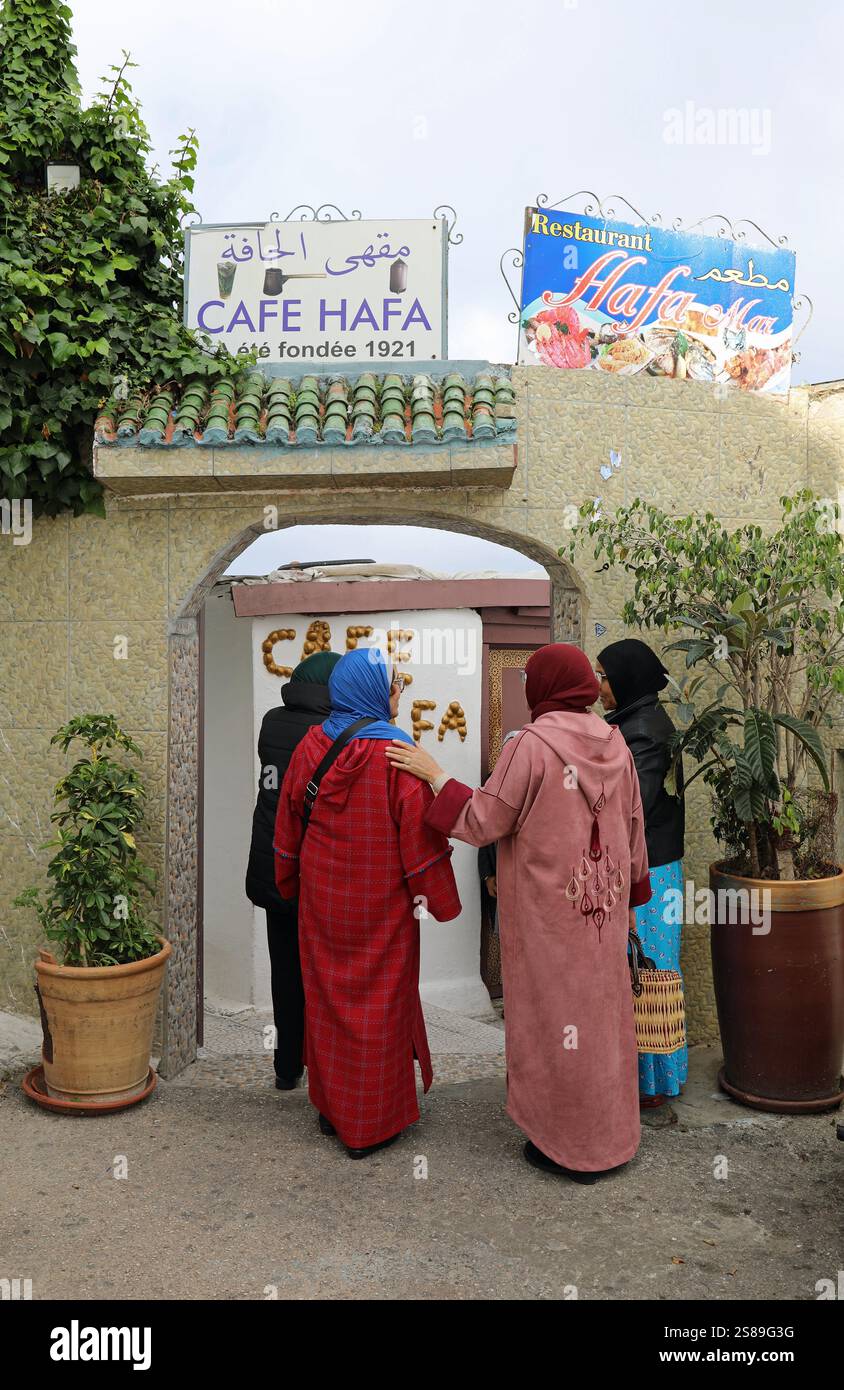 Touristen im Café Hafa in Tanger Stockfoto