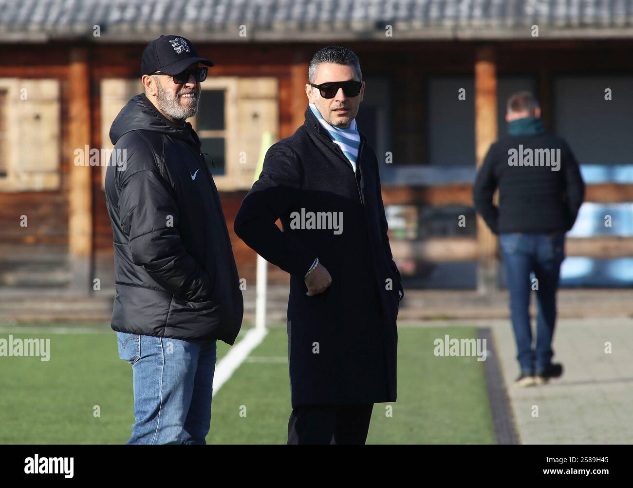 München, Deutschland, 21. Januar 2025: Fussball, Herren, 3.Liga, Saison 2024/2025, TSV 1860 München, Training, Trainingsgelände, Grünwalder Straße 114 Anthony Power (li.) mit Valentin Pusnava (re.), Merchandising, Fanshop, TSV 1860 München Stockfoto München, Deutschland, 21. Januar 2025: Fussball, Herren, 3.Liga, Saison 2024/2025, TSV 1860 München, Training, Trainingsgelände, Grünwalder Straße 114 Anthony Power (li.) mit Valentin Pusnava (re.), Merchandising, Fanshop, TSV 1860 München Stockfoto