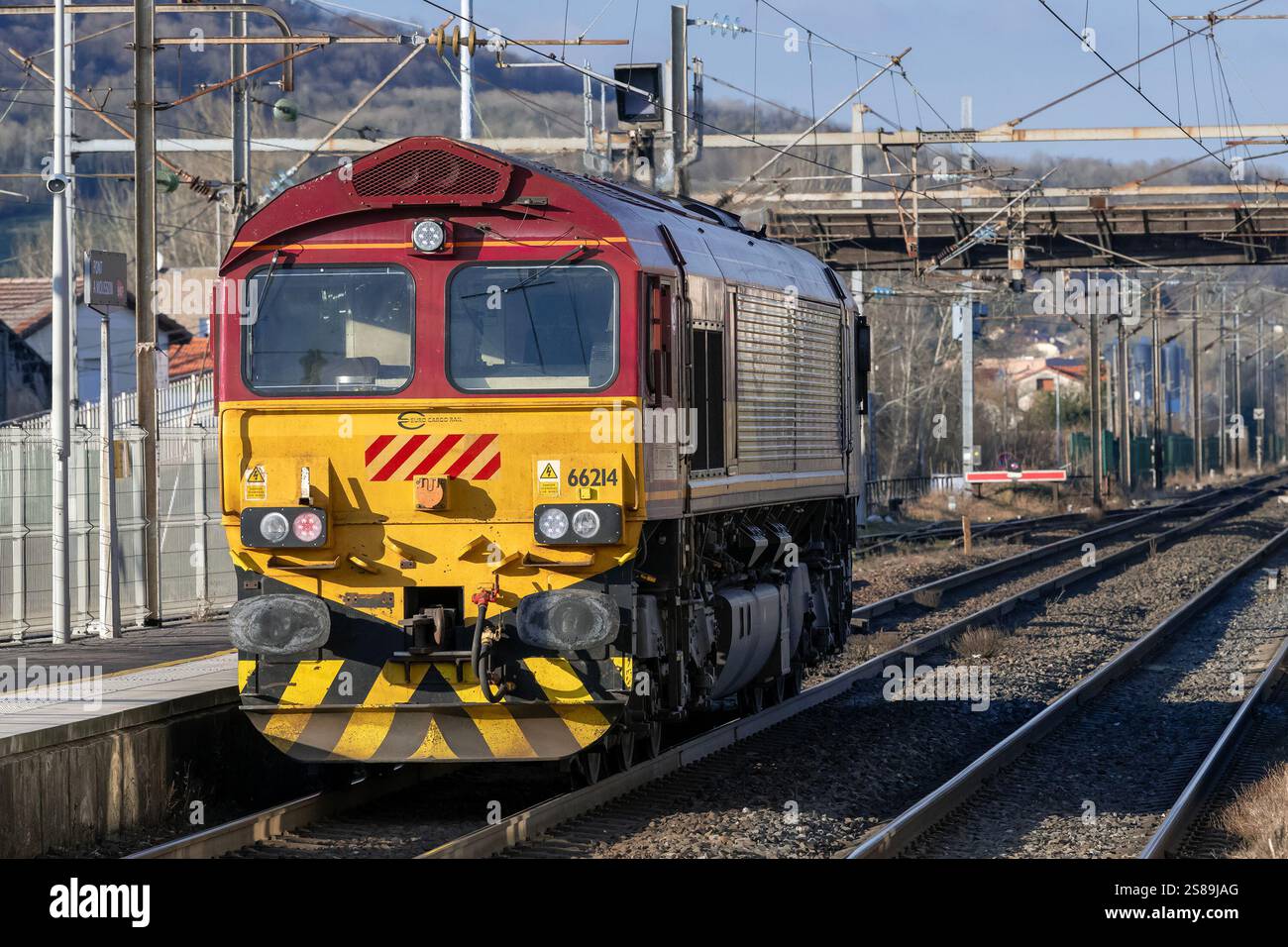 Pont-à-Mousson, Frankreich - Blick auf eine gelb-rote Diesellokomotive Classe 66, die den Bahnhof Pont-à-Mousson überquert. Stockfoto