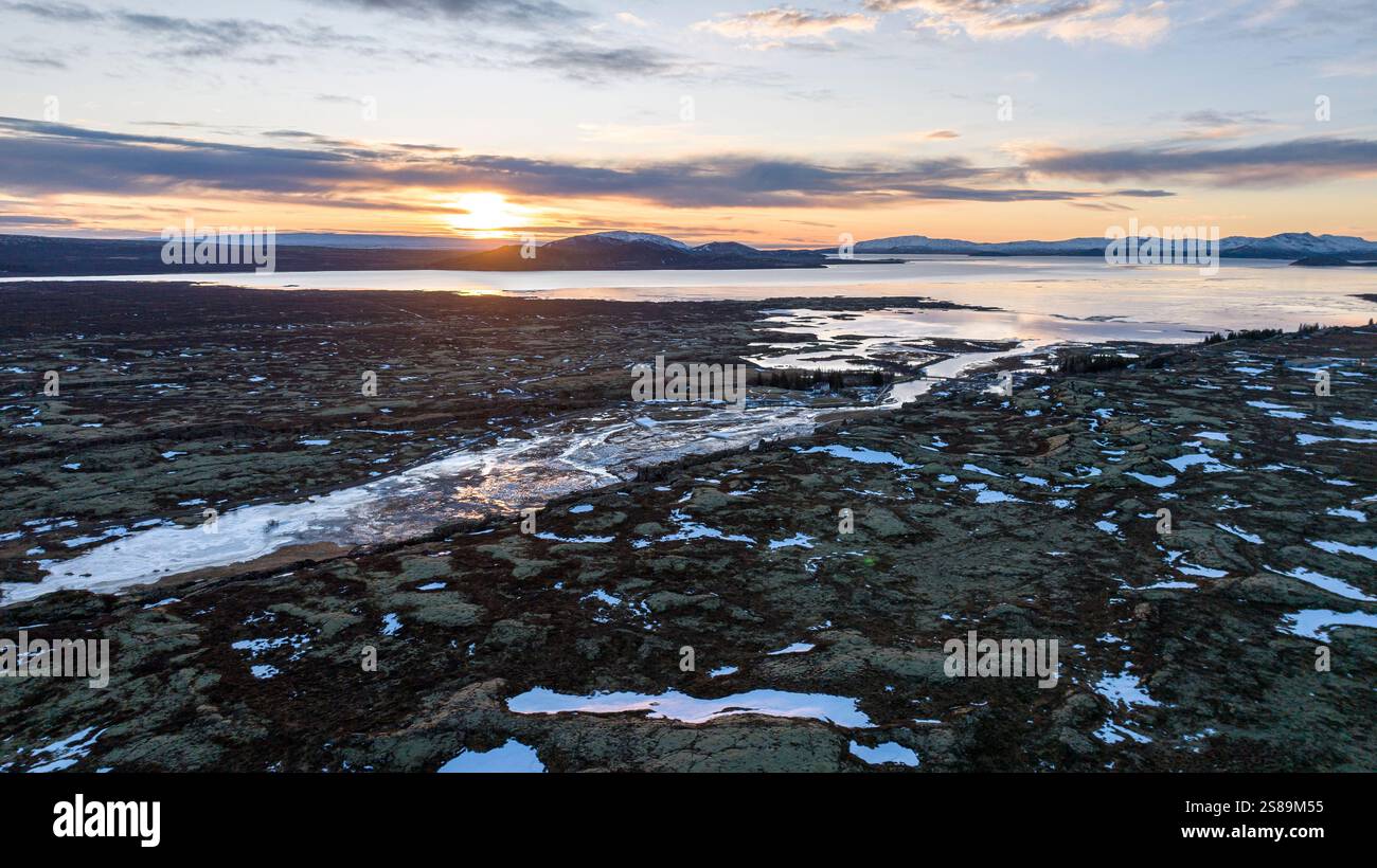 Luftaufnahme der Flosagjá-Spalte im Thingvellir-Nationalpark in Island. Der Ort markiert die tektonische Grenze zwischen Europa und Nordamerika. Stockfoto