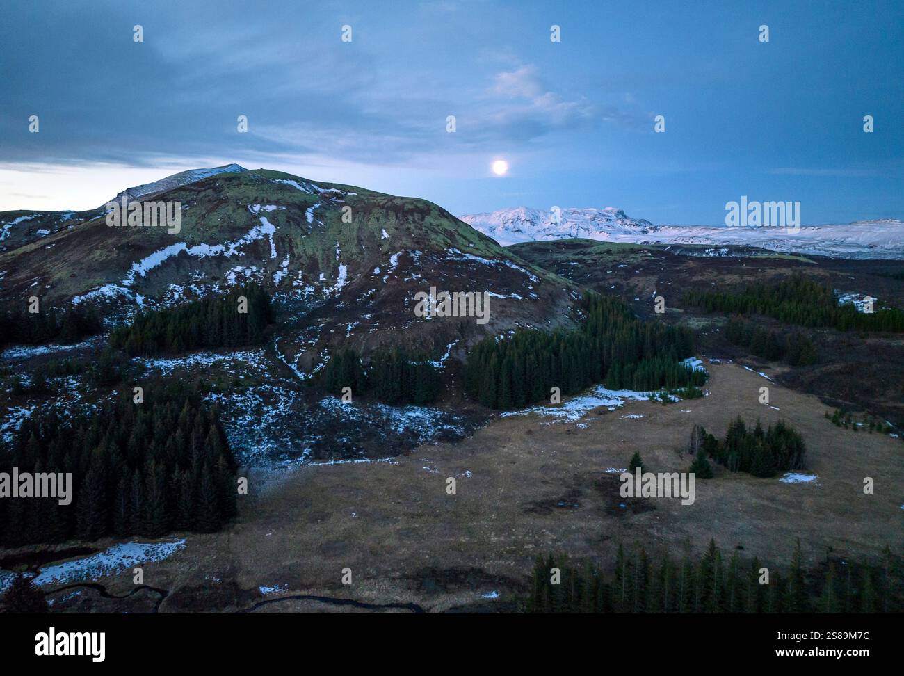 Aus der Vogelperspektive auf die Berge südlich des Lake Thingvellir in Island, den Monduntergang im Westen, die Winterlandschaft Stockfoto