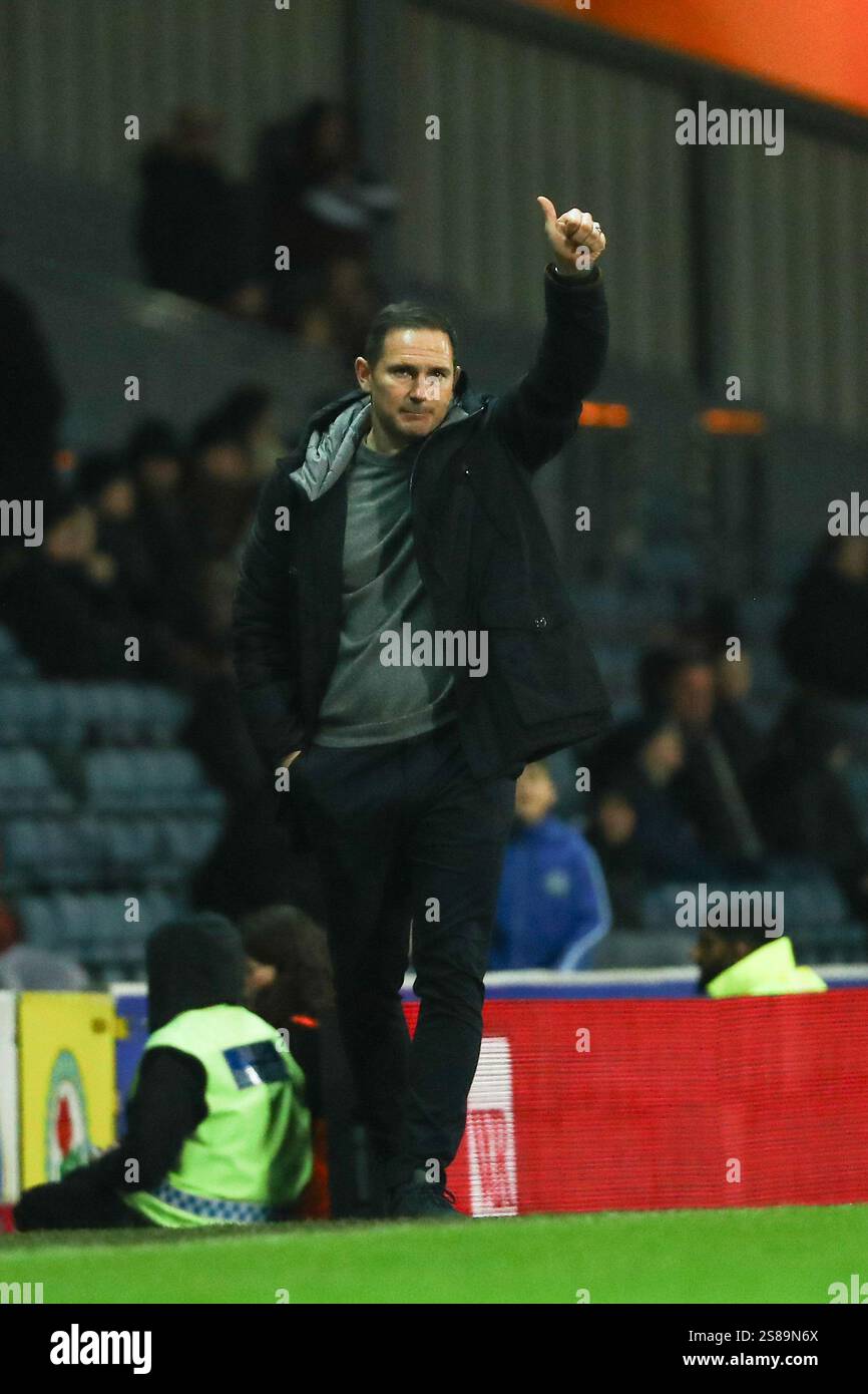 Frank Lampard, Manager von Coventry City, bedankt sich den Reisenden Coventry City Fans während des Sky Bet Championship Matches Blackburn Rovers gegen Coventry City in Ewood Park, Blackburn, Großbritannien, 21. Januar 2025 (Foto: Jorge Horsted/News Images) Stockfoto