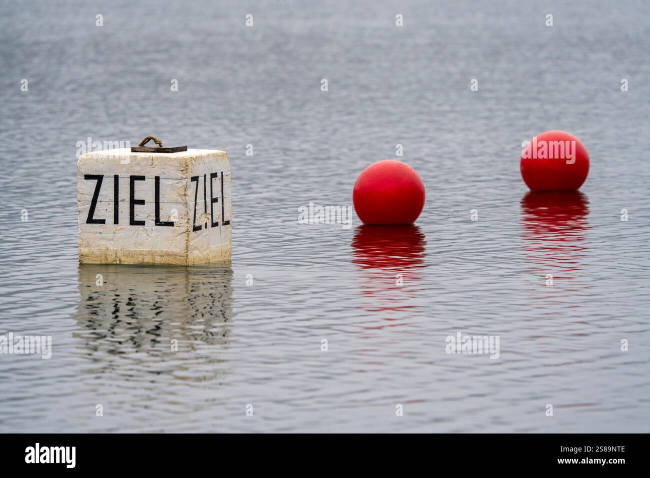 Zielboje auf einem See, rote Bojen für Wassersport, Regatten, Rudern, Kanu fahren, Kajakfahren, symbolisches Bild Stockfoto