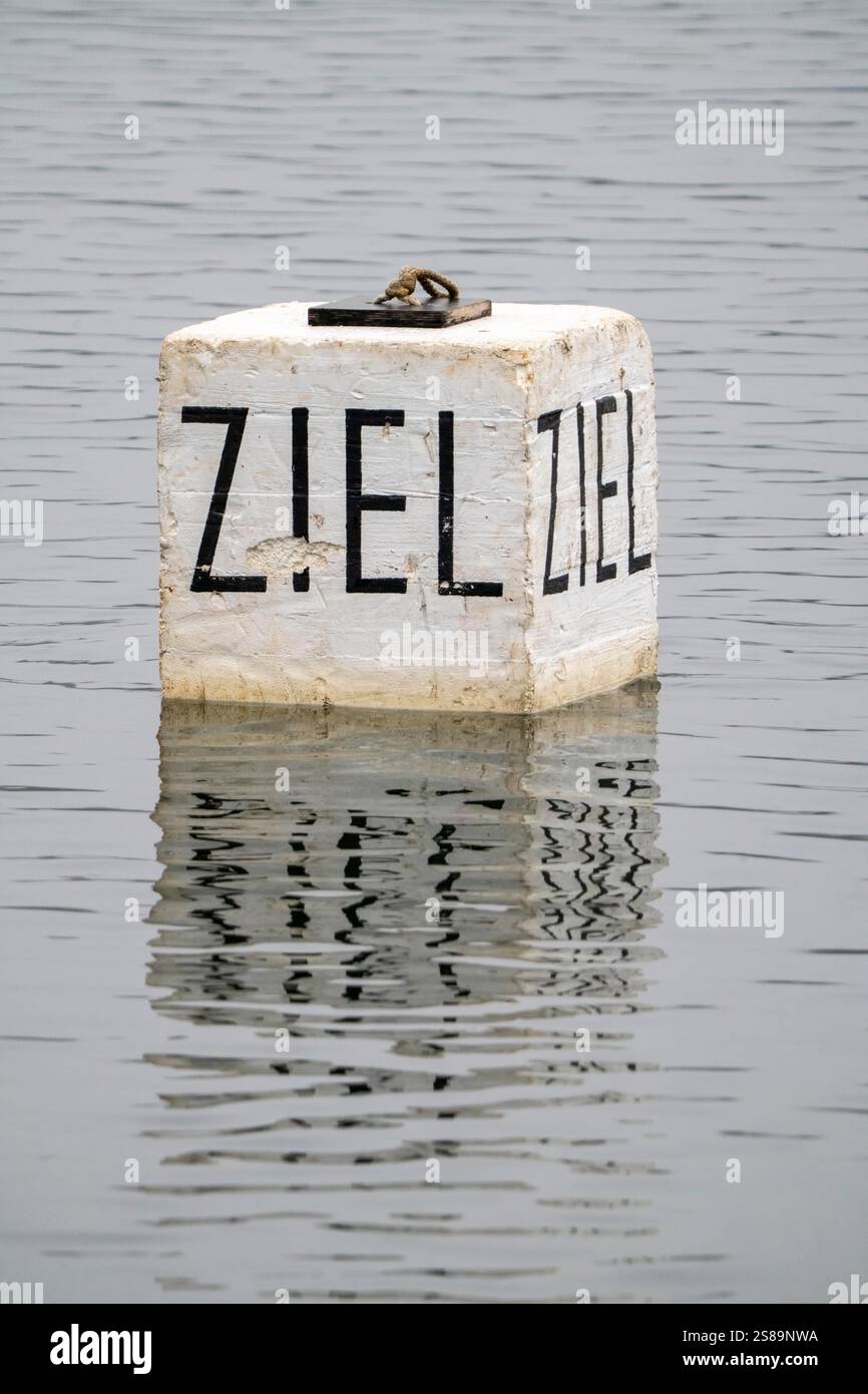 Zielboje auf einem See, Markierungsboje für Wassersport, Regatten, Rudern, Kanu fahren, Kajakfahren, symbolisches Bild Stockfoto