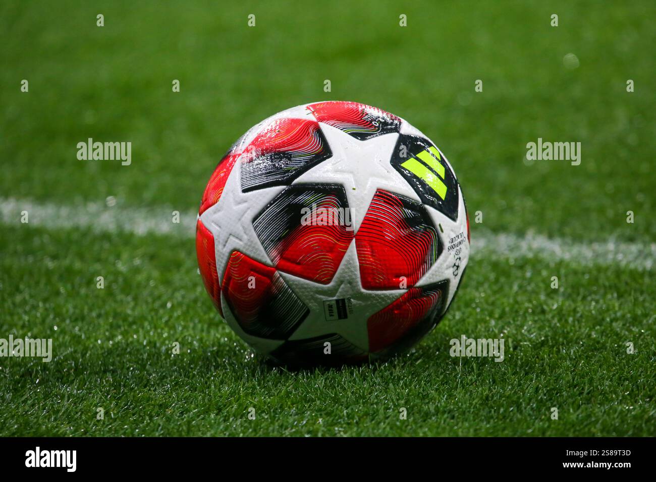 Madrid, Spanien, 21. Januar 2025: Der Spielball dieser Ausgabe während der 7. Runde der UEFA Champions League zwischen Atletico Madrid und Bayer 04 Leverkusen am 21. Januar 2025 im Riyadh Air Metropolitano in Madrid, Spanien. Quelle: Alberto Brevers / Alamy Live News. Stockfoto