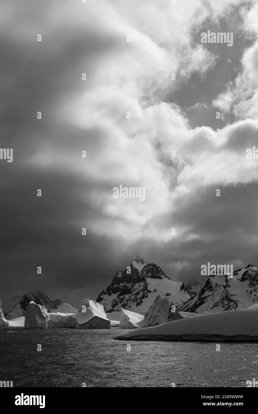 Südgeorgien. Geformte blaue Eisberge, die sich in den Wolken und Berglandschaften öffnen. Stockfoto
