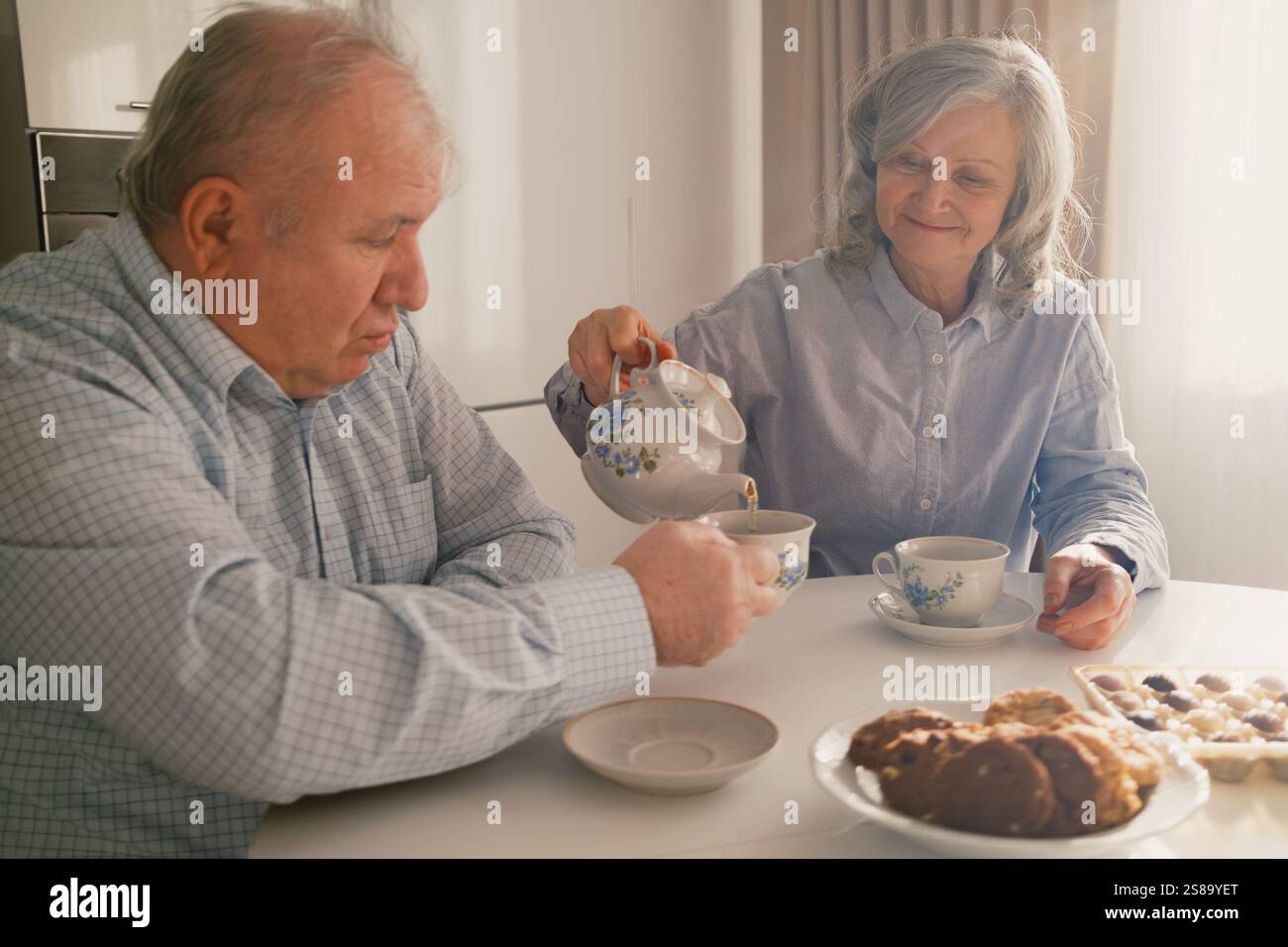 Älteres Paar genießt eine gemütliche Teezeit zu Hause Stockfoto