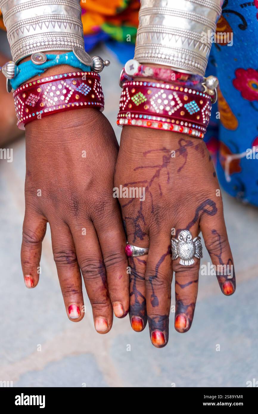Südindien. Traditionelles Bhuj, Vagadiya, indisches Rabari-Henna für Hände und Schmuck für Frauen. Stockfoto