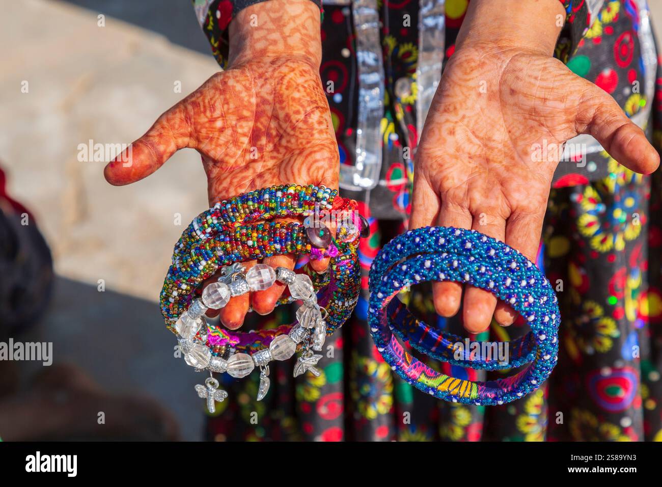 Südindien. Traditionelles indisches Henna für Hände und Schmuck für Frauen. Stockfoto