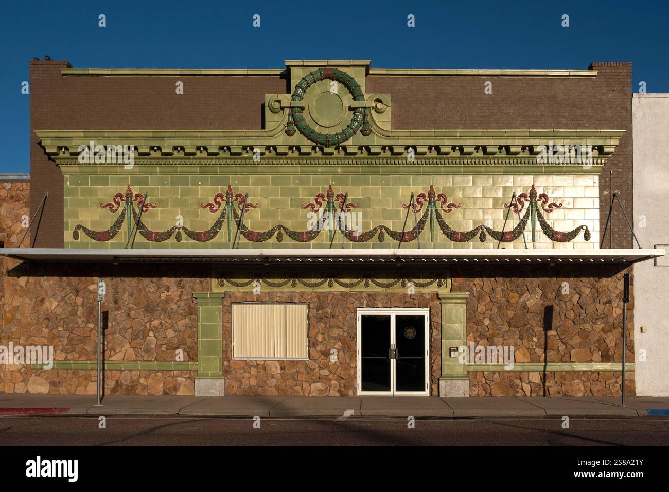 Ein Beispiel für ein raffiniertes dekoratives Terrakotta-Fliesendesign auf der Vorderseite eines Nebraska-Gebäudes Stockfoto