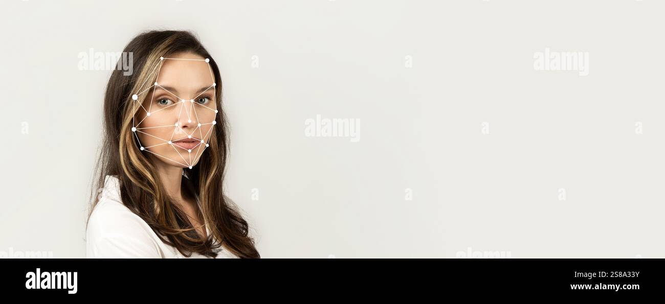 Gesichtserkennungstechnologie, die Gesichtskarten einer Frau demonstriert Stockfoto