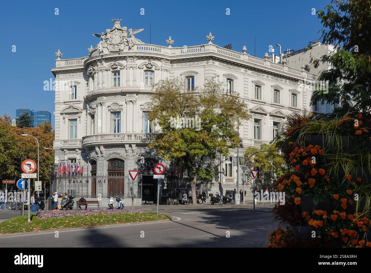 Casa de América ist eine kulturelle Einrichtung, die sich der Förderung der lateinamerikanischen Kultur durch Ausstellungen, Veranstaltungen und Bildungsprogramme widmet Stockfoto