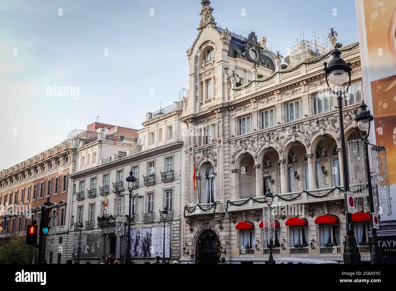 Das Casino de Madrid ist ein angesehener Gesellschaftsclub, der kulturelle Veranstaltungen, Restaurants und Freizeitaktivitäten anbietet. Es befindet sich in der Calle de Alcalá Stockfoto