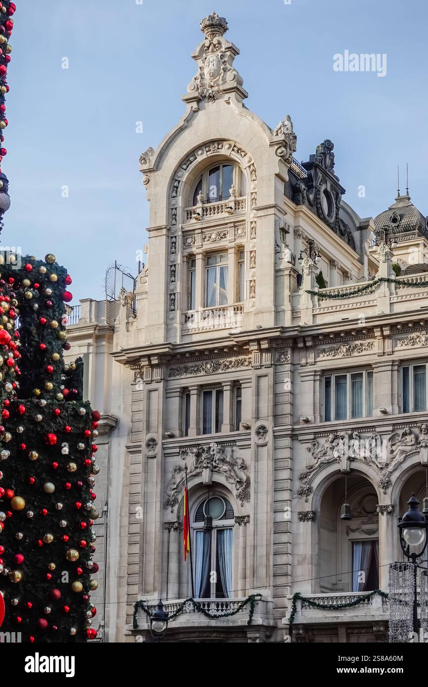 Das Casino de Madrid ist ein angesehener Gesellschaftsclub, der kulturelle Veranstaltungen, Restaurants und Freizeitaktivitäten anbietet. Es befindet sich in der Calle de Alcalá Stockfoto