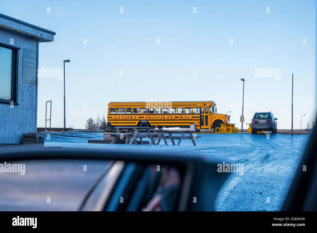 Das American Schoolbus Cafe, ein skurriles Café an der Ringstraße in Hella, Island Stockfoto
