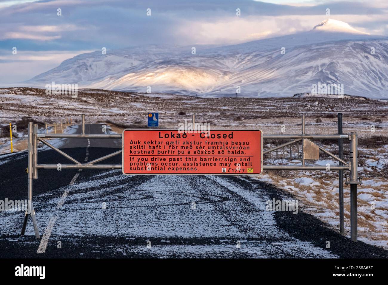 Ein Schild „Straße geschlossen“ am Eingang zum isländischen Hochland im Winter Stockfoto