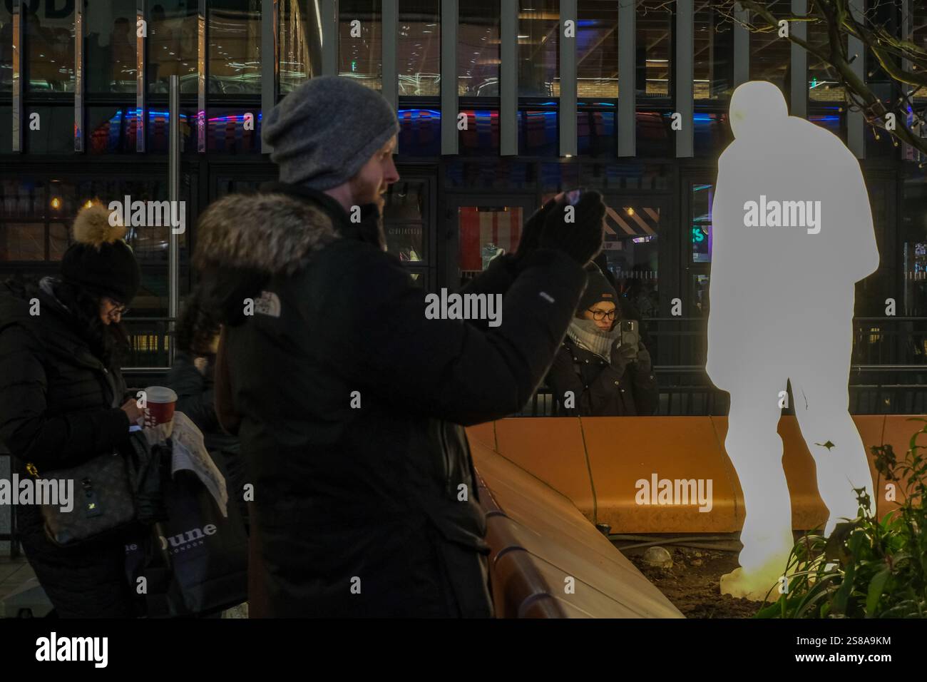 „Künstliche Menschen“ von Atelier Haute Cuisine sind Teil des Winterlichterfestivals von Canary Wharf, eines von 12 temporären Kunstwerken, die dieses Jahr ausgestellt werden. Stockfoto
