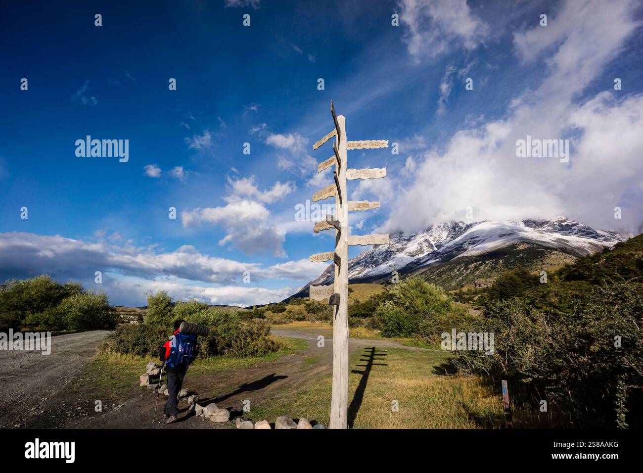 Wanderer auf dem W-Trek, Ascencio Valley, Torres del Paine Nationalpark, National System of Protected Wild Areas, Patagonien, Republik Chile. Stockfoto