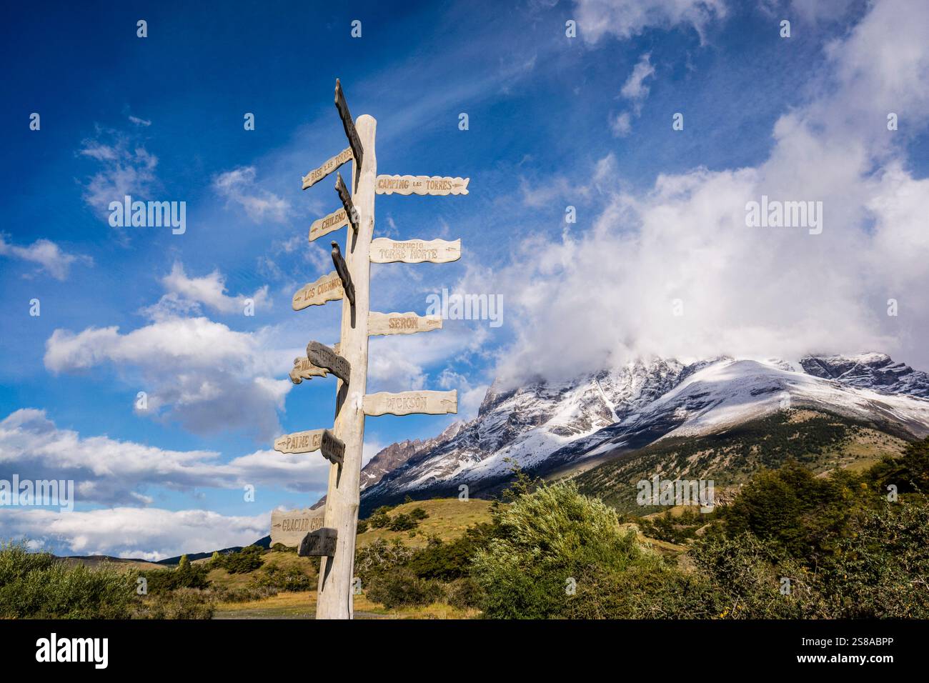 Wanderer auf dem W-Trek, Ascencio Valley, Torres del Paine Nationalpark, National System of Protected Wild Areas, Patagonien, Republik Chile. Stockfoto