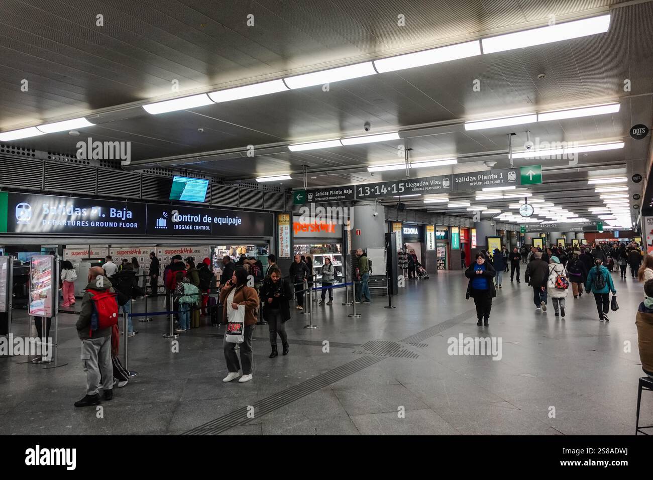 Das Innere des Bahnhofs Madrid Atocha, einem der wichtigsten Bahnhöfe der Stadt. (Spanisch: Estación de Atocha, Madrid) Stockfoto