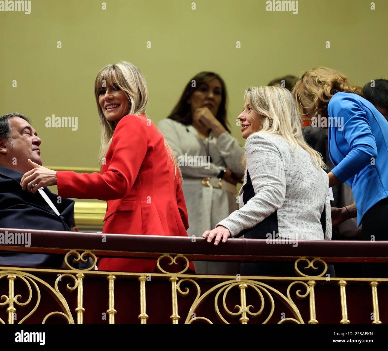 Madrid, 15.11.2023. Plenartagung der Amtseinführung von Präsident Pedro Sánchez, auf der Begoña Gómez und Cristina Álvarez (Beraterin des Regierungspräsidiums in Moncloa) die Entwicklung der Plenartagung verfolgen. Foto: Jaime García. ARCHDC. Quelle: Album / Archivo ABC / Jaime García Stockfoto
