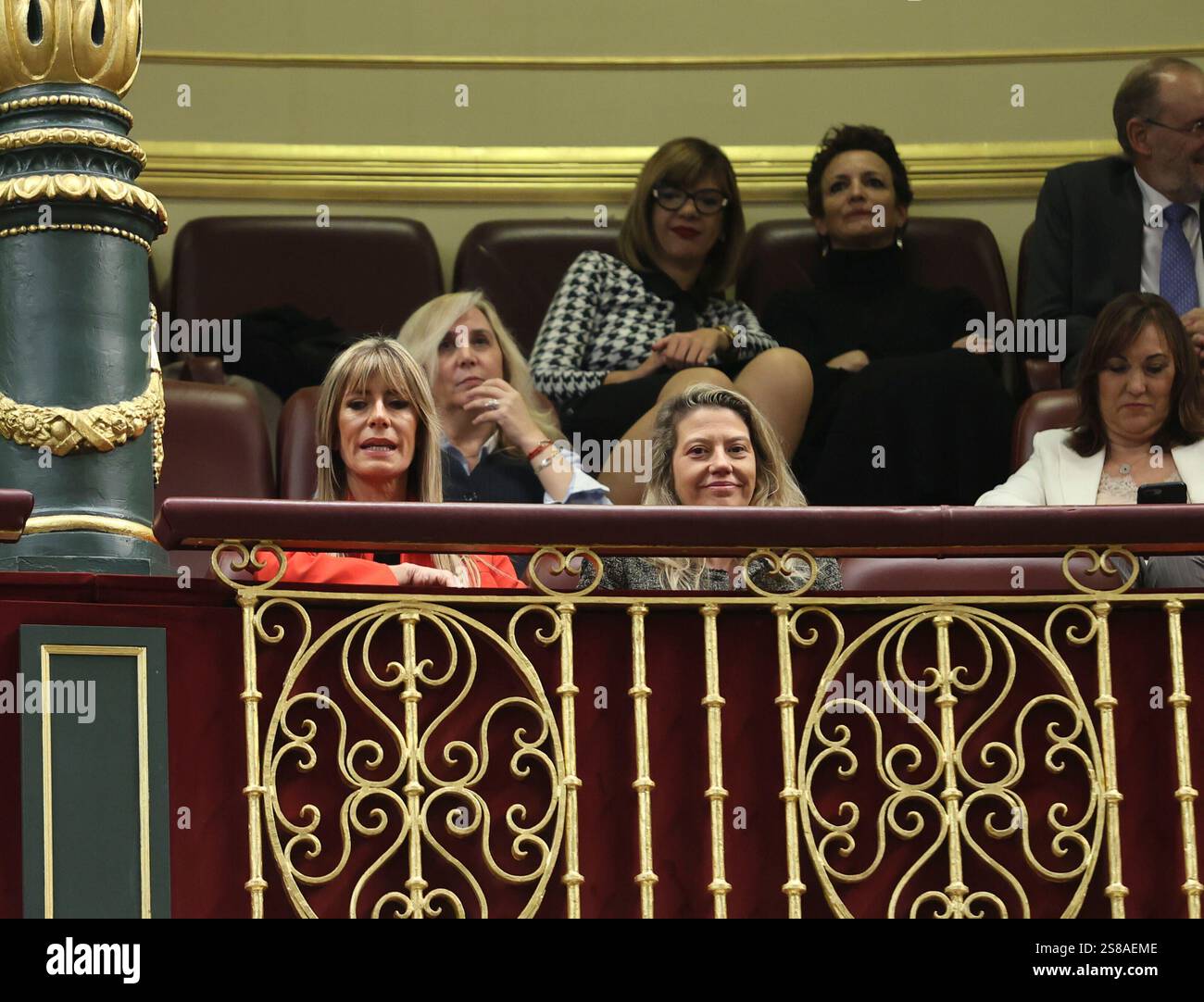 Madrid, 15.11.2023. Plenartagung der Amtseinführung von Präsident Pedro Sánchez, auf der Begoña Gómez und Cristina Álvarez (Beraterin des Regierungspräsidiums in Moncloa) die Entwicklung der Plenartagung verfolgen. Foto: Jaime García. ARCHDC. Quelle: Album / Archivo ABC / Jaime García Stockfoto