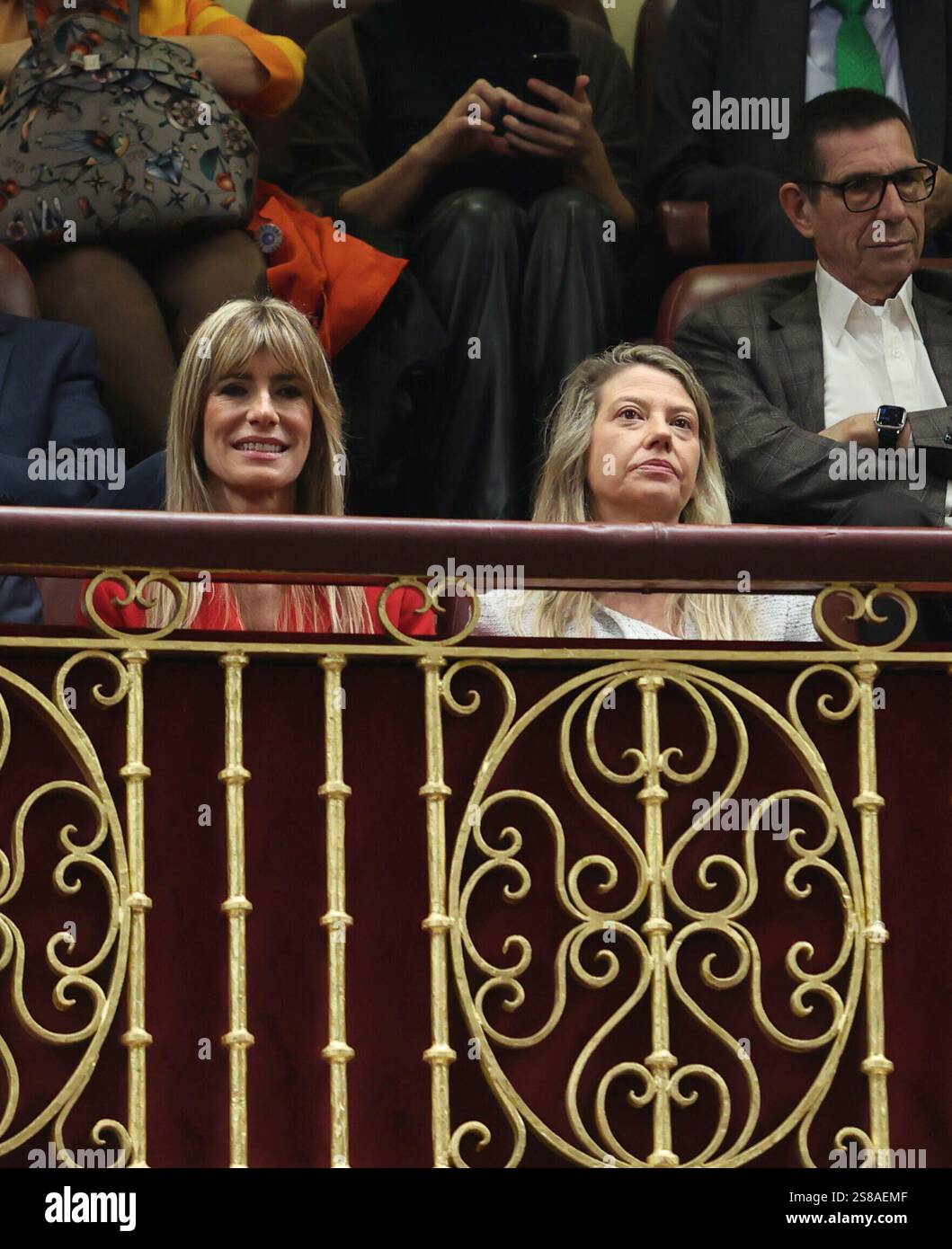 Madrid, 15.11.2023. Plenartagung der Amtseinführung von Präsident Pedro Sánchez, auf der Begoña Gómez und Cristina Álvarez (Beraterin des Regierungspräsidiums in Moncloa) die Entwicklung der Plenartagung verfolgen. Foto: Jaime García. ARCHDC. Quelle: Album / Archivo ABC / Jaime García Stockfoto