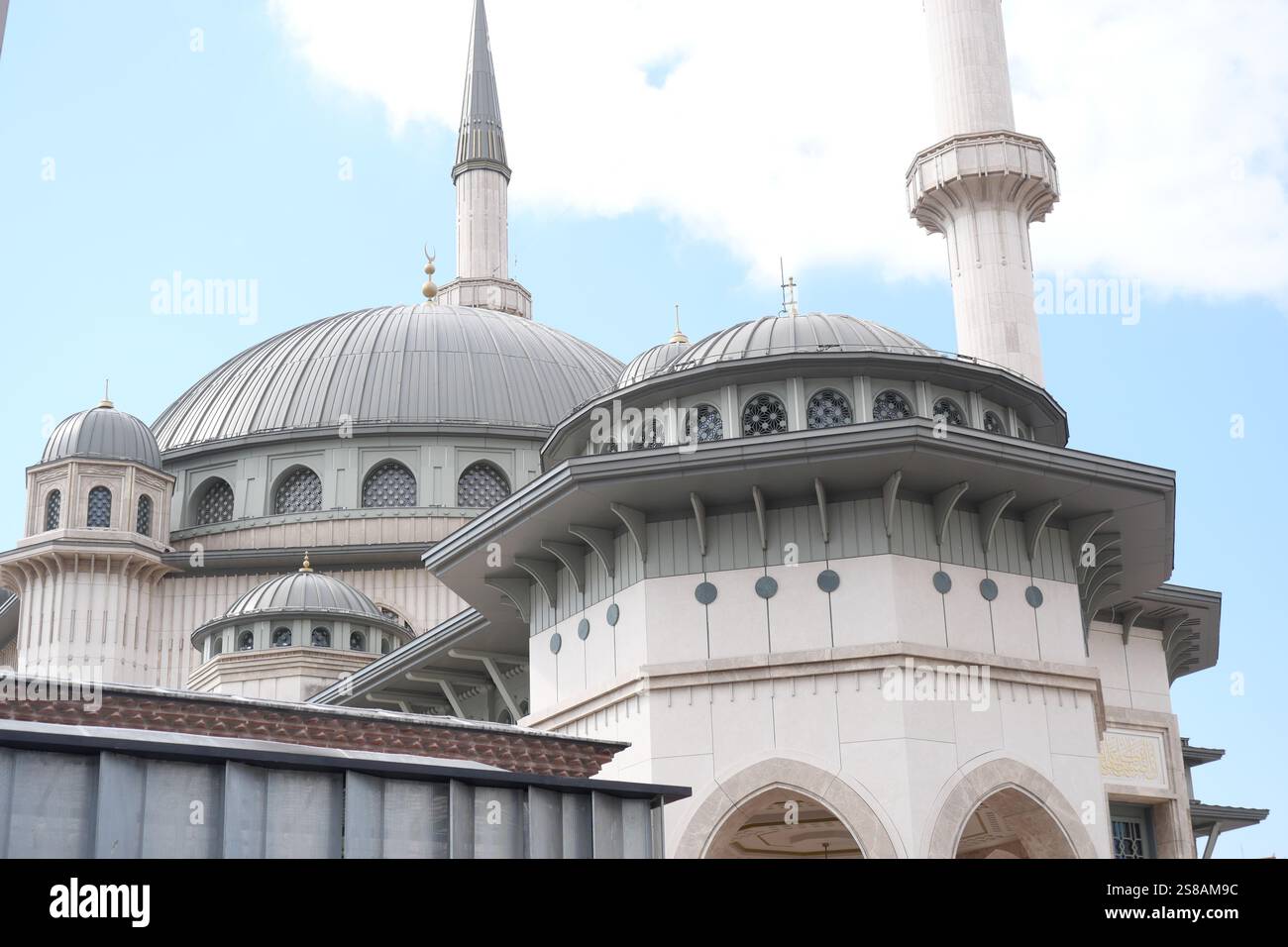 Die architektonische Schönheit einer zeitgenössischen Moschee vor einem klaren blauen Himmel Stockfoto