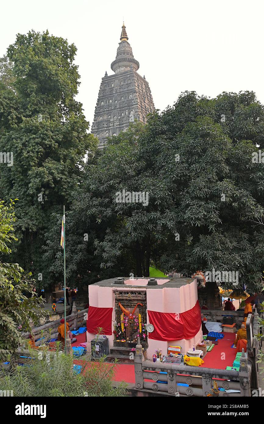 Hauptturm des Mahabodhi-Tempels mit dem Ratanaghara (Juwelenhaus), wo Buddha über das Patthana oder das Gesetz der abhängigen Herkunft meditierte Stockfoto