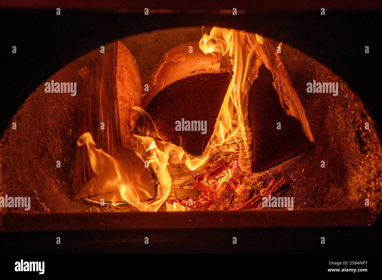 Buchenholz, das im Brennstoffkessel verbrannt wird. Alternativer Kraftstoff, Öko-Kraftstoff, Biokraftstoff. Stockfoto