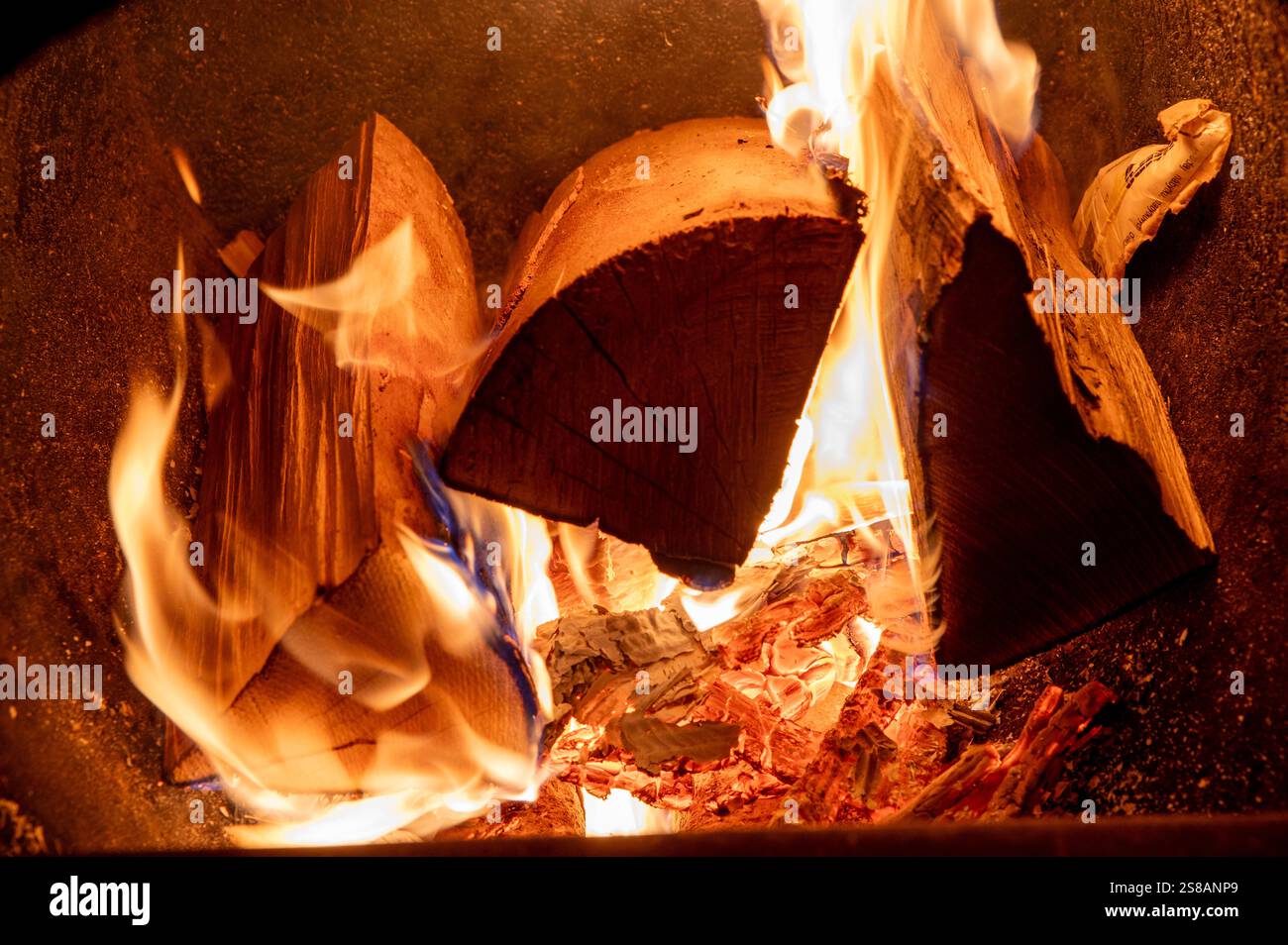 Buchenholz, das im Brennstoffkessel verbrannt wird. Alternativer Kraftstoff, Öko-Kraftstoff, Biokraftstoff. Stockfoto
