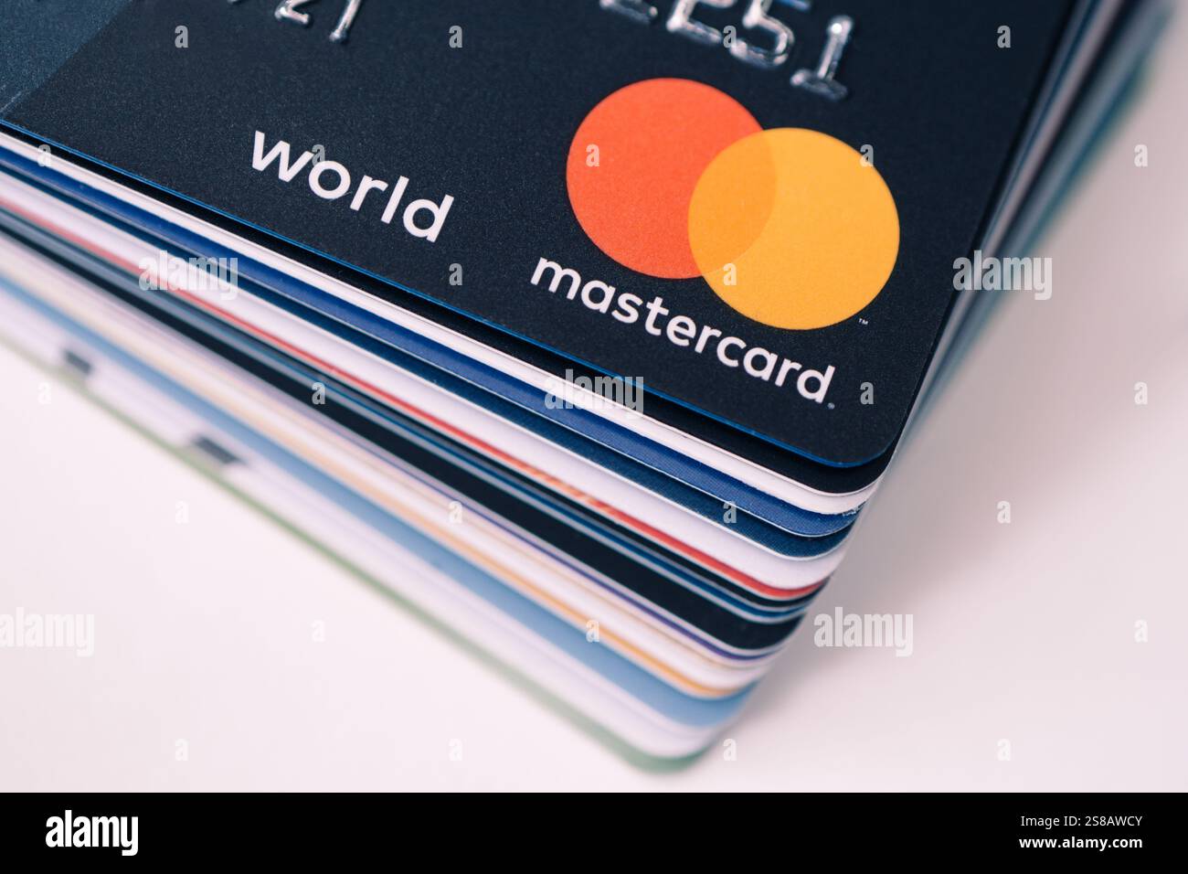 Viele Kredit- und Debitkarten auf dem Tisch. Das Mastercard-Logo auf den Karten. 20. Februar 2021, Barnaul, Russland Stockfoto