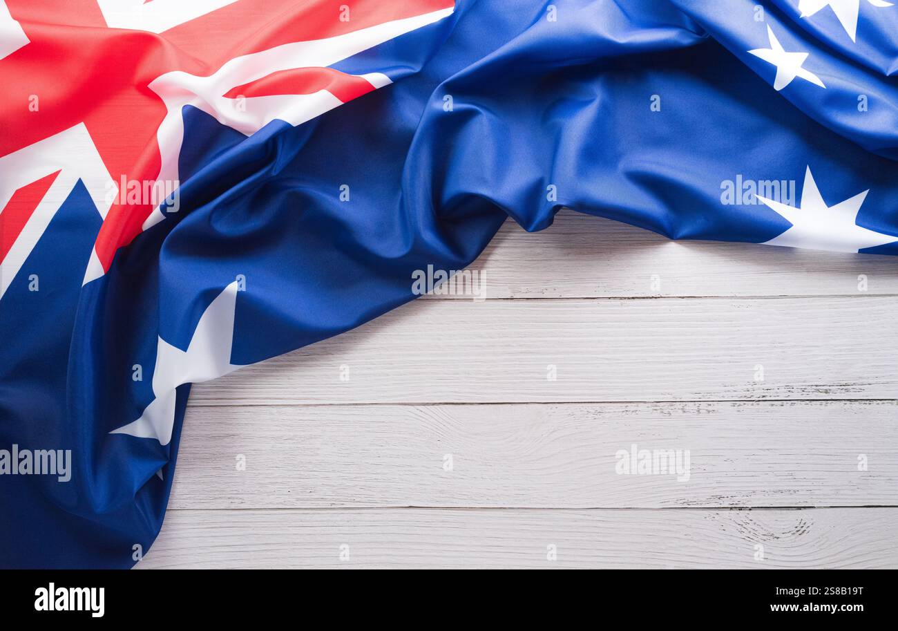 Happy Australia Day Konzept. Australische Flagge vor weißem hölzernem Hintergrund. 26. Januar. Stockfoto