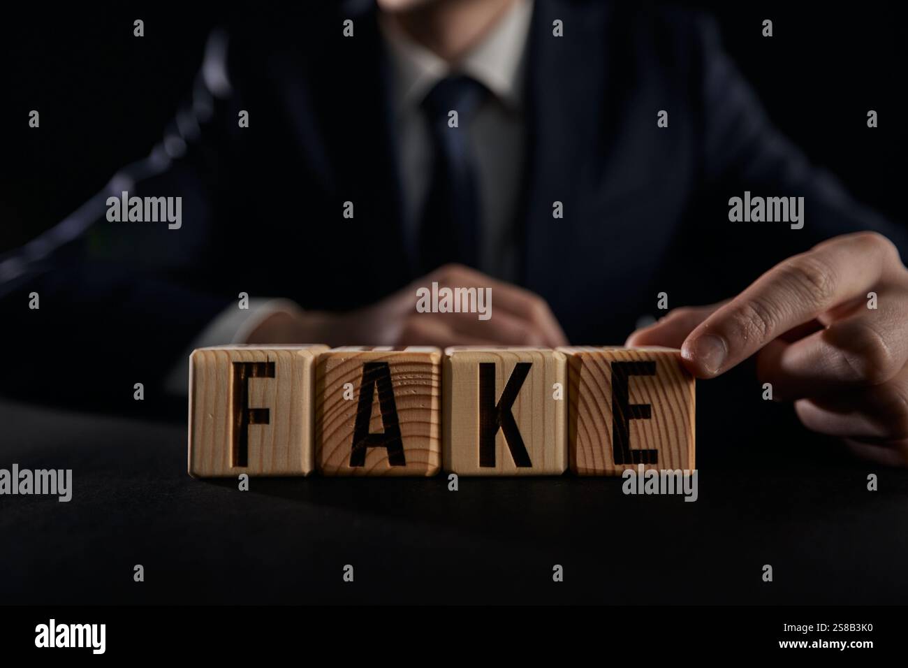 Holzwürfel mit Buchstaben mit dem Wort Gesicht auf schwarzem Hintergrund. Stockfoto