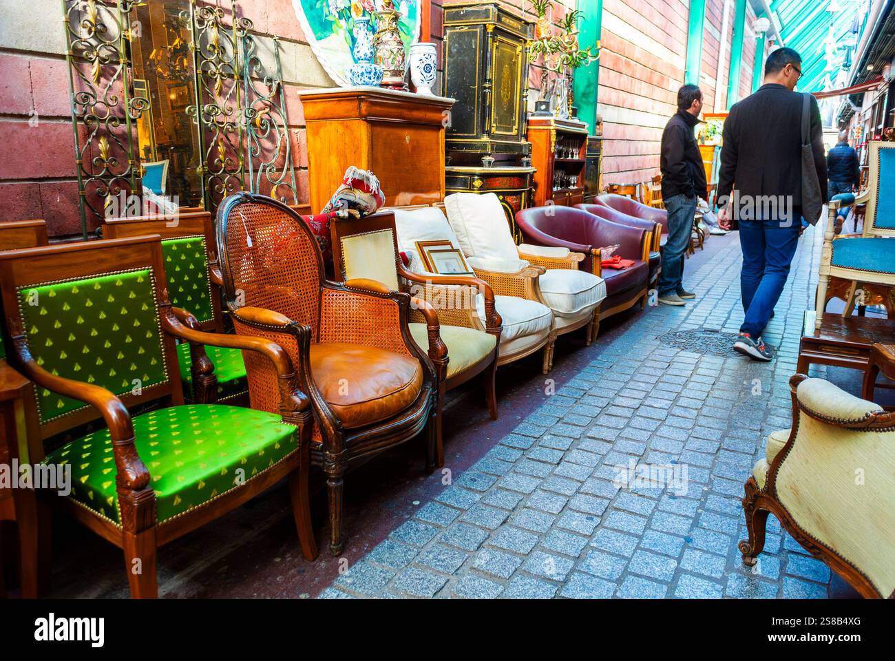 Saint-Ouen-sur-seine, Frankreich, Pariser Vororte, Menschen, Touristen, Shopping auf dem französischen Flohmarkt, Marché Puces, Saint Ouen, 'Porte de Clignancourt' Stockfoto