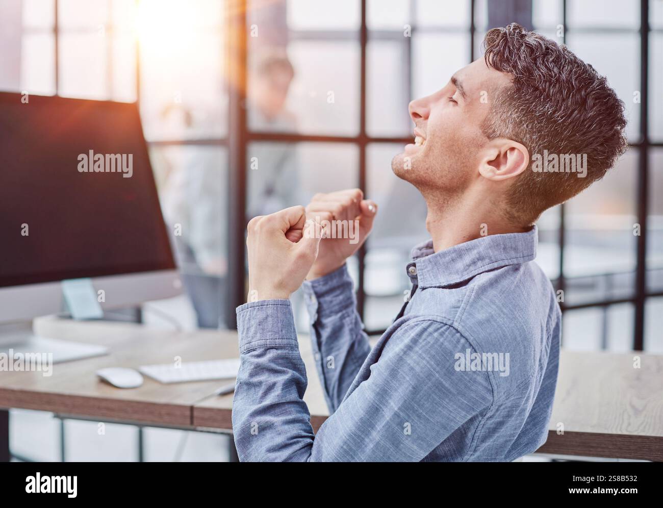 Geschäftsmann, der mit Side-View-Funktionen auf einem Computer-pc-Laptop tippt, arbeitet in einem modernen Büro und analysiert Finanzdaten. Stockfoto