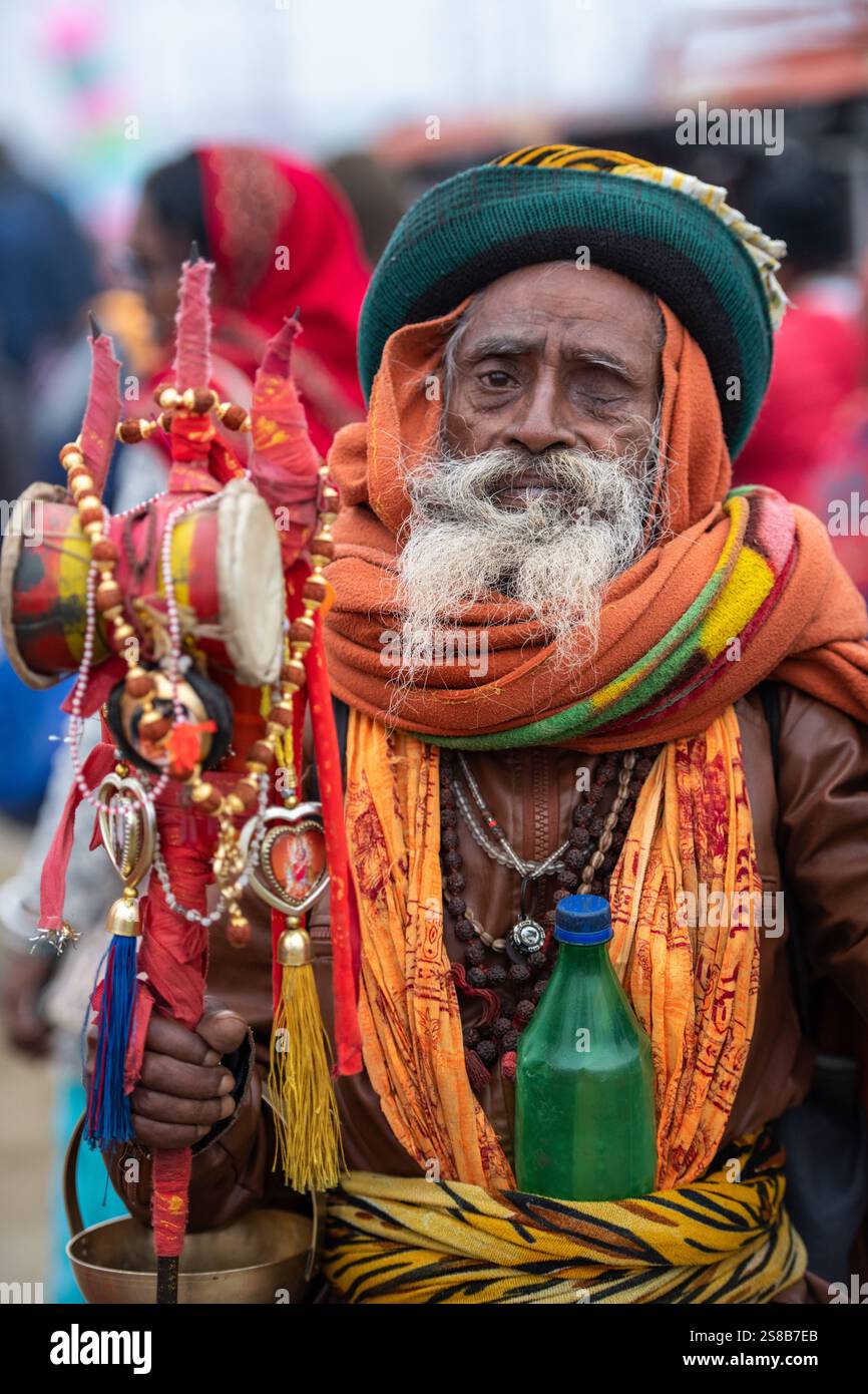 Bilder von Sadhus im Maha Kumbh Mela 2025 in Prayagraj (Allahabad), Indien. Porträts mit schwarzem Hintergrund. Stockfoto