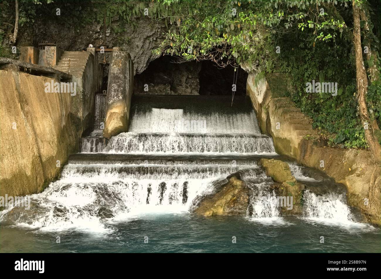 Ein Wasserfall und Staudamm in den Kalksteinhöhlen von Waikelo Sawah, einer seltenen Wasserquelle in Sumba, einer Insel, die regelmäßig von Dürre heimgesucht wird. Stockfoto